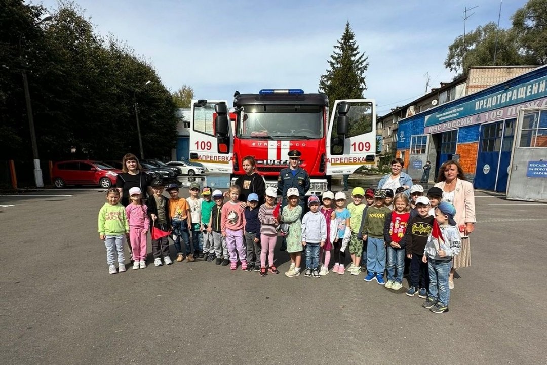 Пожарно-спасательную часть Апрелевки посетили воспитанники детских садов