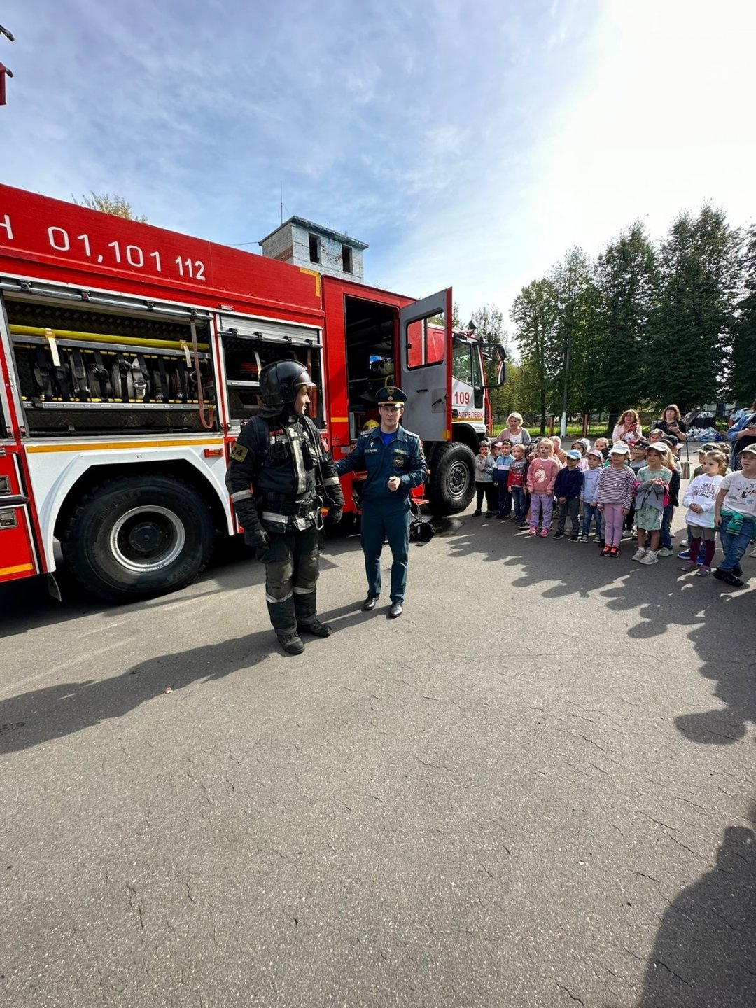 Пожарно-спасательную часть Апрелевки посетили воспитанники детских садов
