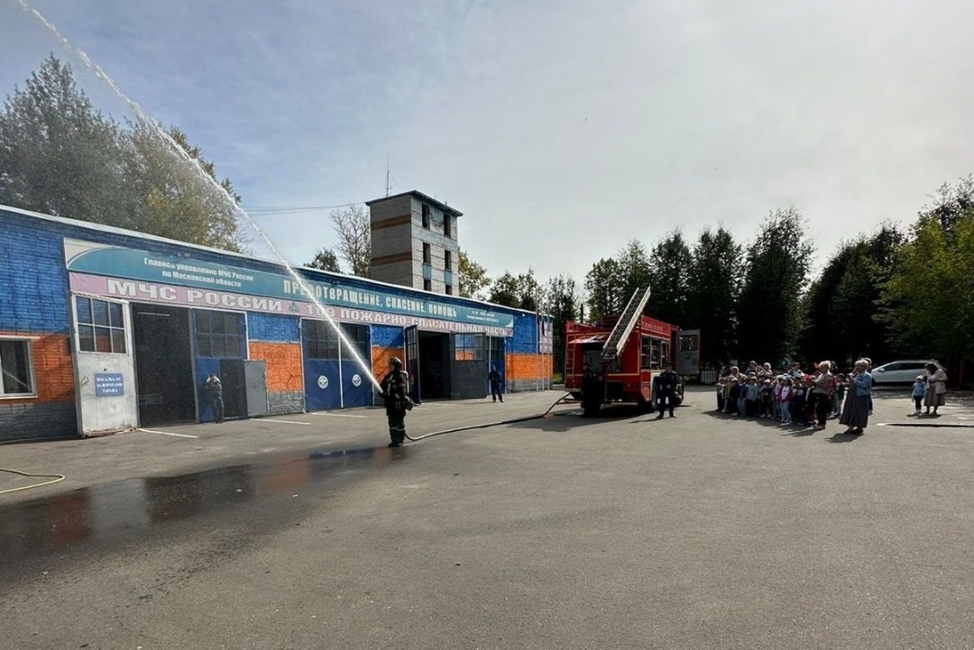 Пожарно-спасательную часть Апрелевки посетили воспитанники детских садов